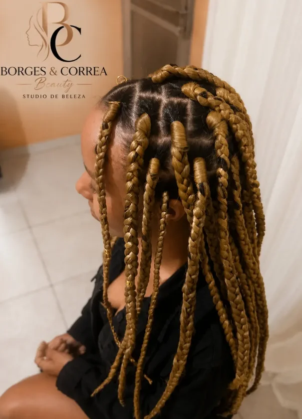 Box braids loiras com anéis dourados, trabalho feito no Studio Borges & Correa Beauty