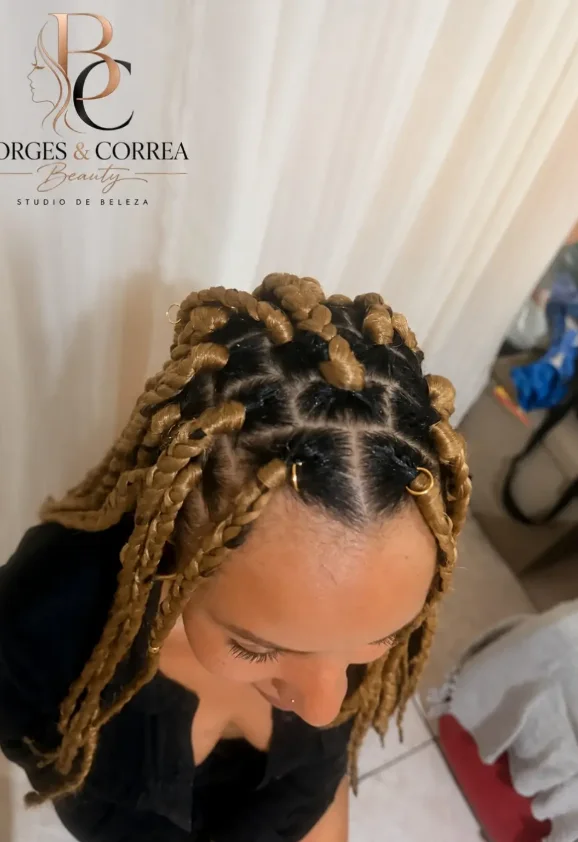 Box braids loiras, divisões quadradas, trabalho feito no Studio Borges & Correa Beauty