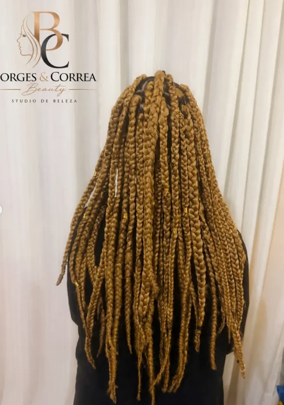Box braids loiras longas, vista de costas, trabalho feito no Studio Borges & Correa Beauty